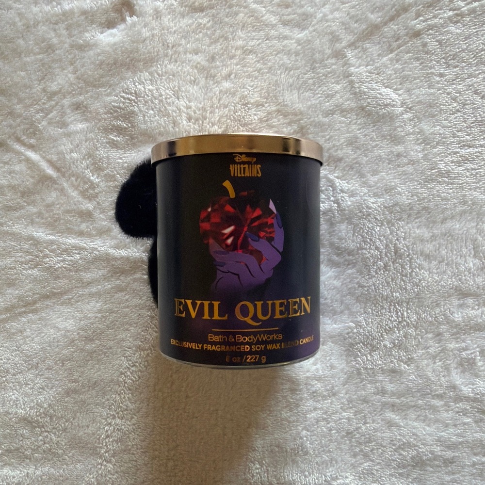 Bath & Body Works Disney Villains Evil Queen 8 oz Candle Dark Red Apple - AC1602